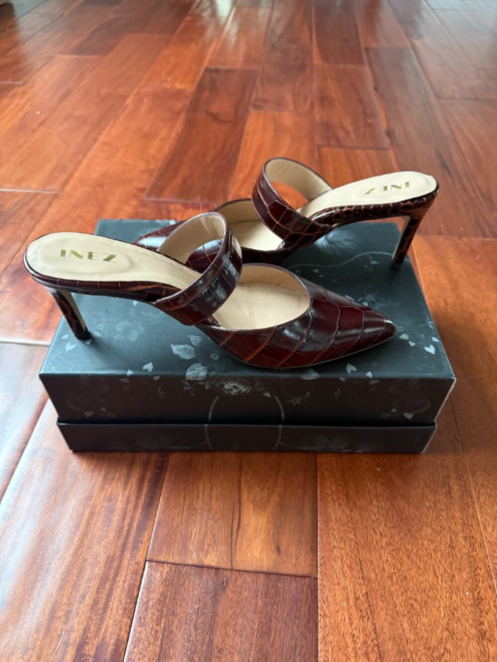 INEZ Mora Mule in Cocoa Croc, Size 8.5 Wide